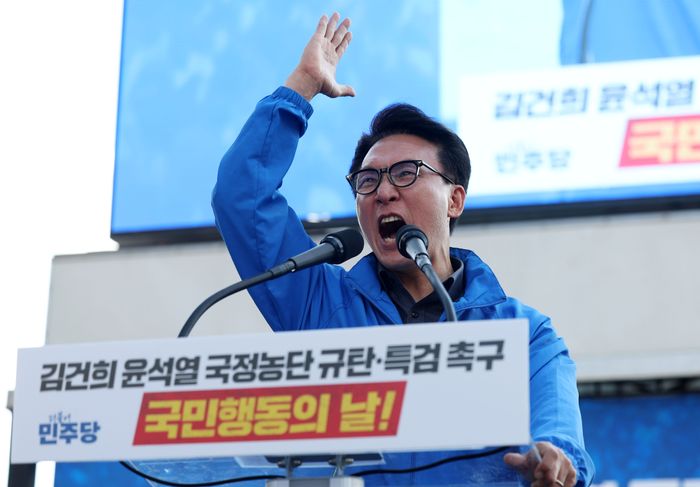 김민석, 장외집회서 "성탄절엔 주술 정권 퇴치 노래…6개월 내 승부 내자"