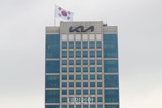 기아, '밸류업'… "2027년 연평균 매출 10% 성장, 주주환원율 5%p상향"