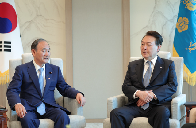 [실패한 계엄령] 日 스가 전 총리, 계엄 사태에 방한 취소