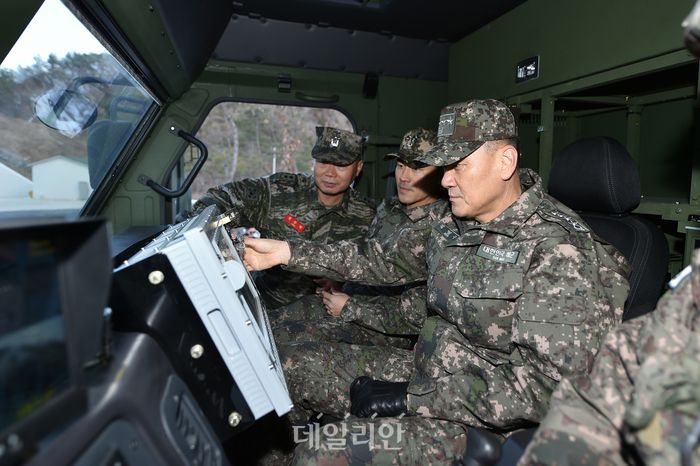 "유사시 주저없이 힘 보여줄 것"…합참의장, 육군7군단 방문해 대비태세 강조