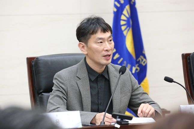 이복현 "환율 상승으로 시장 불안…금융권·기업 적극 지원"