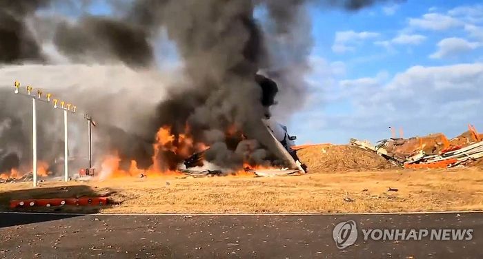 소방청 "무안공항 사고 여객기, 43분만에 초진…수색작업 중"