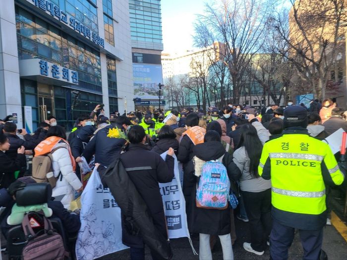 시위목적으로 서울대병원 진입시도한 전장연 활동가 체포