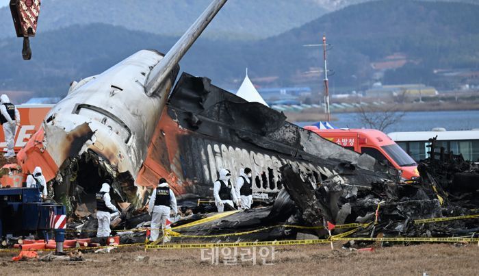 [데일리안 오늘뉴스 종합] 무안공항 설계 도대체 누가 했나?…해외전문가들 "활주로 끝 콘크리트 구조물 없었다면 전부 생존", [제주항공 무안참사] 김이배 대표 "경영진 거취 언급 시기상조...안전 대책 강구" 등