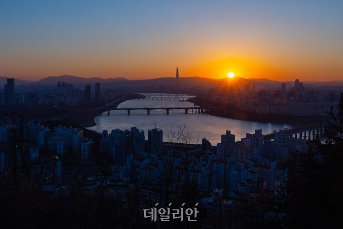 [오늘 날씨] 전국 대체로 맑고 큰 추위 없어...새해 직장인을 위한 건강 스트레칭