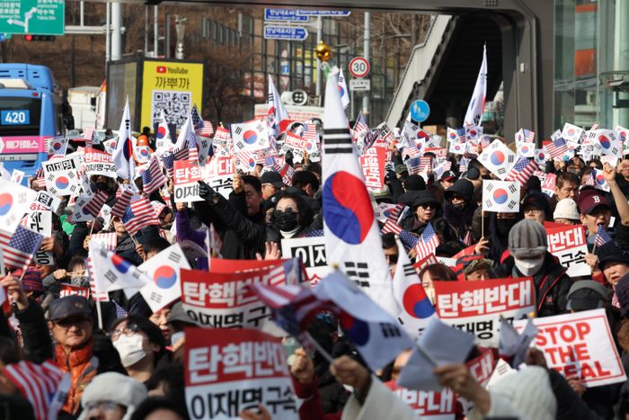 尹, '탄핵반대 집회' 직접 독려 메시지…극으로 치닫는 국론분열