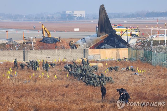 무안공항 옆 유휴부지까지 희생자 유류품·시신 수색 확대