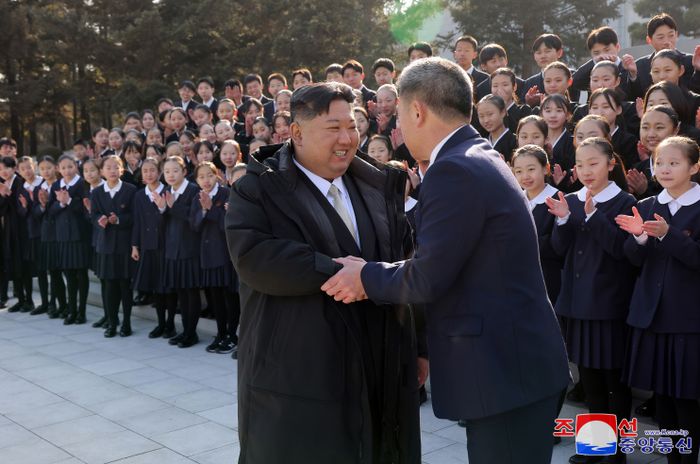 김정은, 연초부터 우상화 행보…독자노선 강화