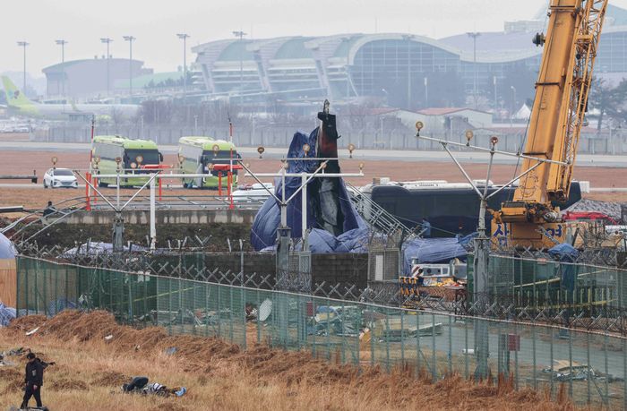 [제주항공 무안참사] 활주로 14일까지 폐쇄 연장…사조위, FDR 들고 미국 출국