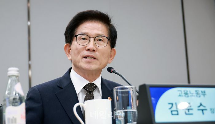 김문수 고용장관, 대설·한파 특보에 “근로자·사업장 안전관리 점검 철저”