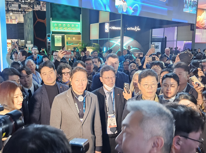 [CES 2025·포토] 최태원, 취재진 몰리자 ‘긴장’...한종희와 새해덕담