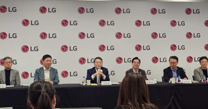 [CES 2025] LG전자 조주완 “중국 디스플레이 가격경쟁력 따라잡을 것”