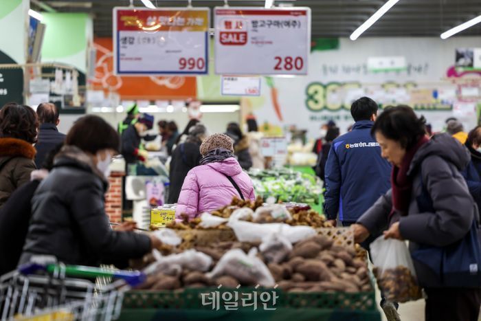 겨우 붙잡은 물가, 기후·환율 등 넘어야 할 ‘파고’ [올해 경제는④]