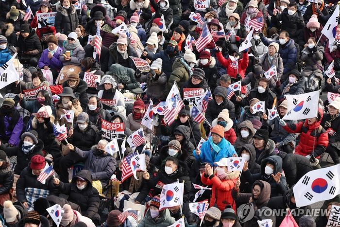 언총 "공영방송 집회 시위 보도, 균형을 잃다" [미디어 브리핑]