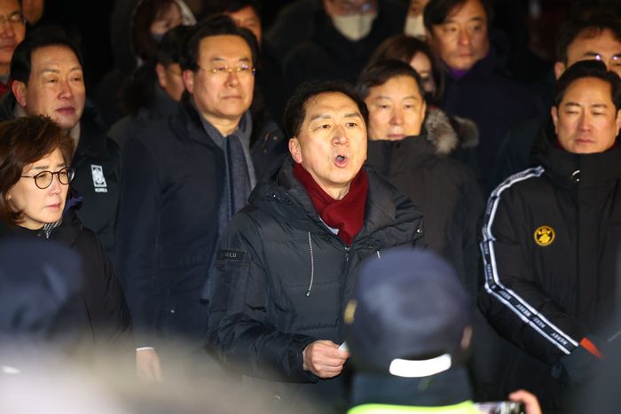 [속보] 김기현, 한남동 긴급 현장성명 "체포영장은 불법"