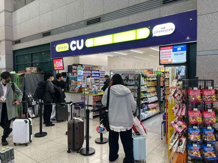 설 연휴 해외여행객 몰리며 공항 편의점 매출 3배 '껑충'