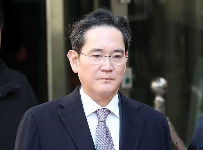 '재판 족쇄' 벗은 이재용, 어깨는 더 무거워졌다 [박영국의 디스]