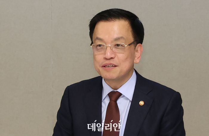 崔 대행 “韓, 신뢰할만한 경제협력 파트너 알려달라” 당부