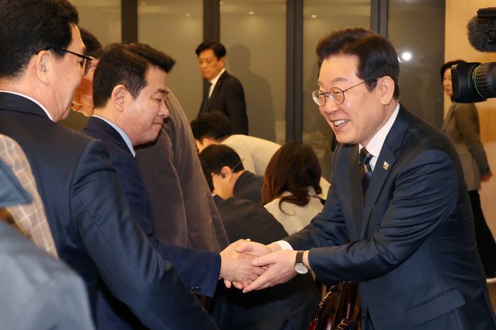 민주당 3선들 "尹 탄핵백서 제작하자"…이재명 "좋은 생각"