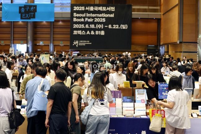 젊은 층 몰리고, 어린이 열광하고…‘책 축제’에 쏠리는 관심 [책과 축제①]