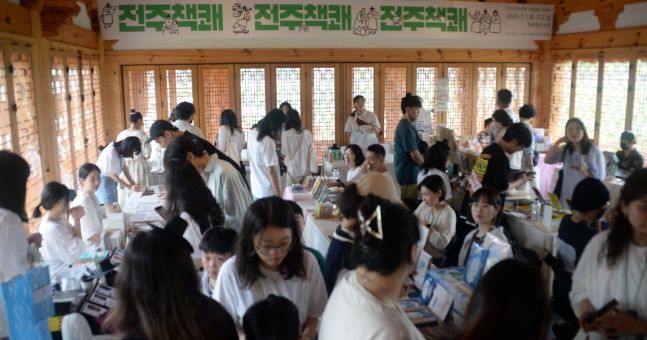 독자 관심은 확대됐지만…도서전의 ‘역할’ 고민은 계속 [책과 축제③]