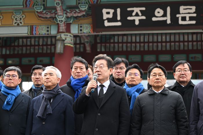 광주 찾은 이재명 "헌재, 혼란 신속 종결…길거리서 추위 떠는 일 없어야"