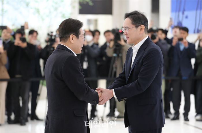 [현장] 이재명-이재용 화기애애한 만남…"삼성이 견인차 해달라"