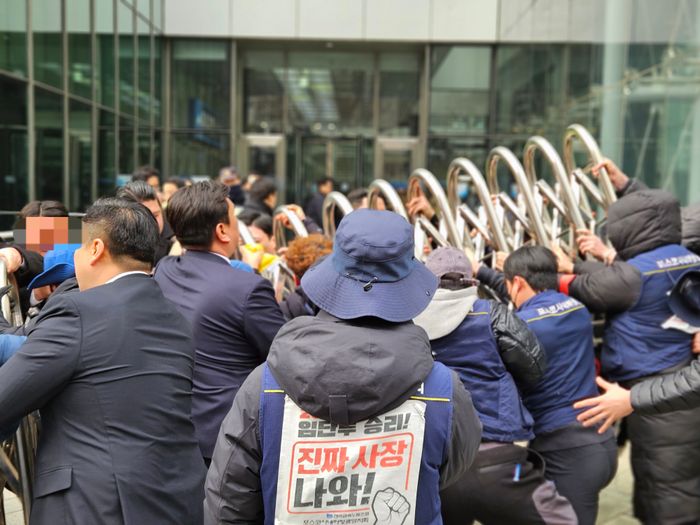 [주총현장] “왜 못 들어가나”…포스코홀딩스 주총장 입구서 발 묶인 주주들