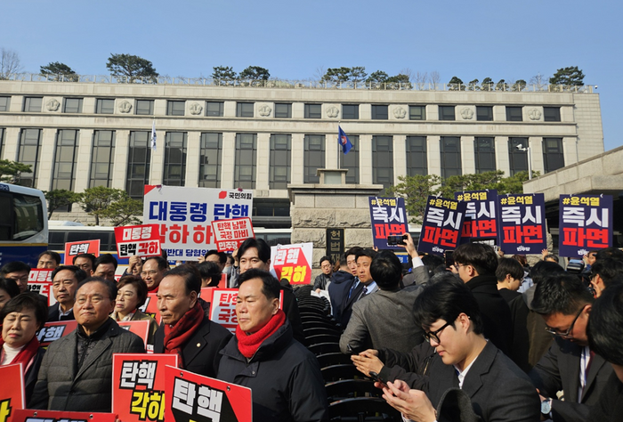 [현장] "비켜" vs "딴 데서 해" 여야 헌재 앞 자리싸움…한덕수 선고 앞두고 신경전 고조