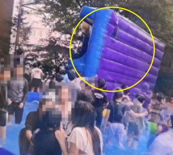 '물놀이 왔다가 꽈당' 군포서 대형 에어바운스 전도 사고...어린이 5명 병원행