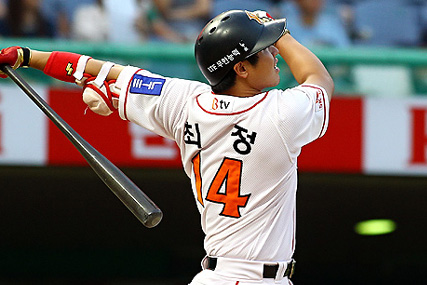 강민호 75억 최고액…최정 위한 전주곡?