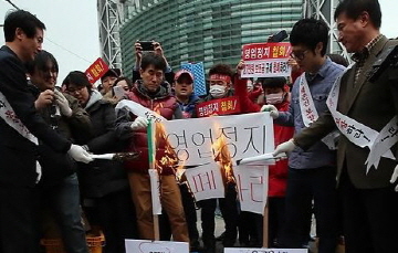 휴대폰 판매점들 "영업정지로 파산 위기, 철회" 촉구 