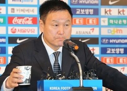 축구협회 홍명보 구하기…엿세례 몇 배의 모욕