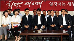 <포토>재보궐선거 개표방송 지켜보는 새누리당