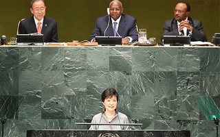 박 대통령 UN서 북엔 '핵포기' 일엔 '성범죄 인정'