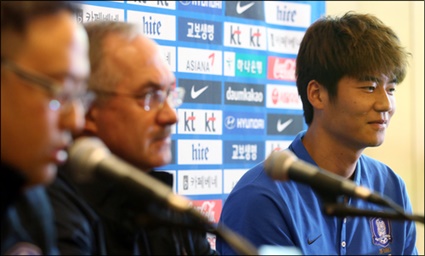 슈틸리케호 출항, 축구팬들 설득할까…기성용 캡틴