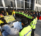 국회 찾은 박 대통령에 세월호 유가족 '피켓 시위'