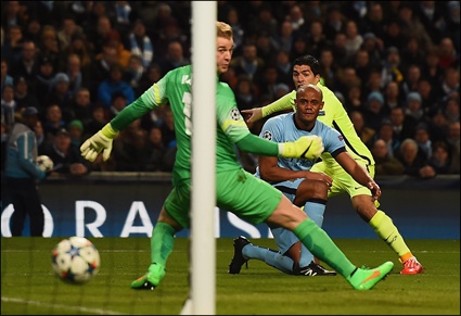 수아레스·메시에 흥분? 챔피언 맨시티의 자멸