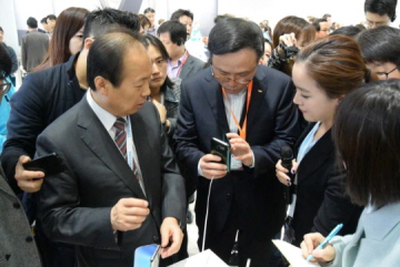 [MWC2015]첫걸음에 삼성 찾은 장동현 사장, '삼성페이' 관심집중
