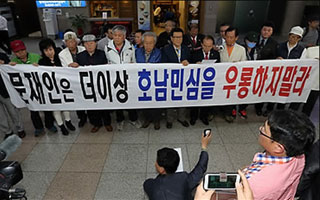 출구 찾아 헤매는 문재인 그러나...'안개 낀 광주공항'