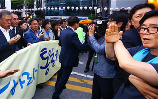 금남로에서 문재인에 X자 "서울로 올라가브러"