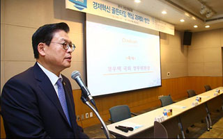 <font color = red><축사></font>정우택 "무규제 특구 도입 등 새로운 시도 필요"