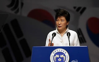 박 대통령, 일본에는 "성의 보여라" 북한에는 "협력하라"