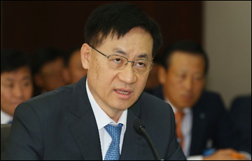 홍기택 산은 회장 "조선·건설사 지분 정책적 취득 문제있다"