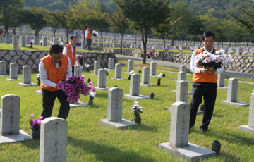 (주)한화, 국군의 날 맞아 현충원 묘역정화활동