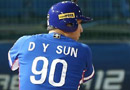 ‘3번 타자 선동열?’ 김현수 유니폼 바꿔 입은 사연
