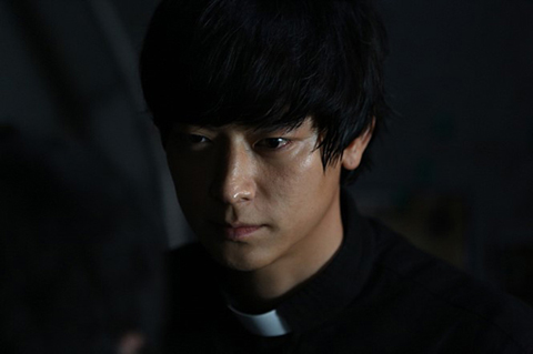 '검은 사제들' 돌풍, 강동원 사제복 효과라고?