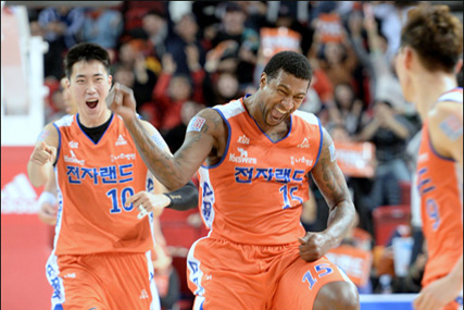 '196cm' 포웰 이렇게 좋은데...재계약은 물음표?