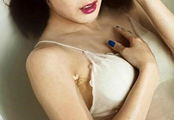 김태희, 물 가득한 욕조에서 흠뻑 젖은 채...