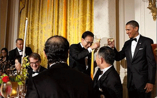 굽신거리며 건배하는 한국 대통령들의 파티 매너
